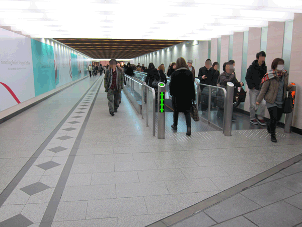阪急梅田駅構内　動く歩道