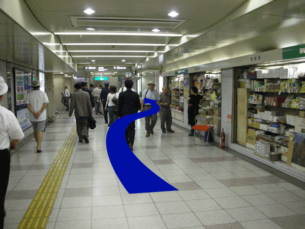 右前方が阪神百貨店です